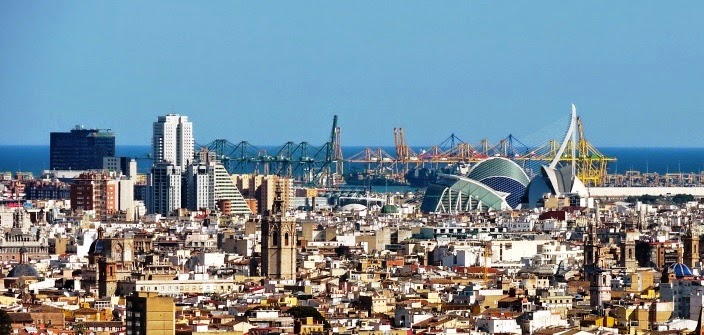 El Miguelete y el skyline de Valencia